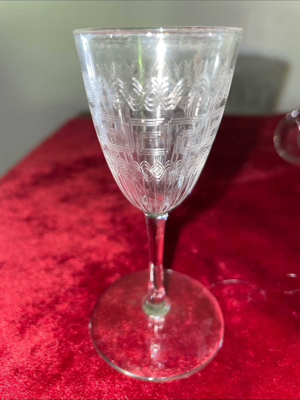 Elegant Clear Etched Crystal Wine Glass - Clear